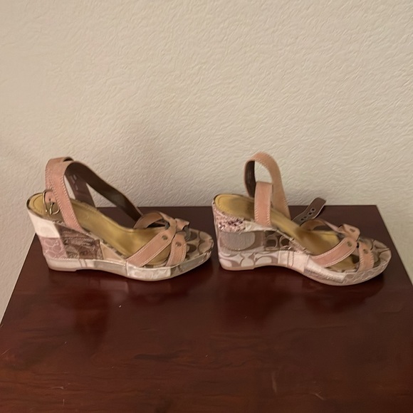 COACH  SHORES SIZE 7.5 - Picture 2 of 16